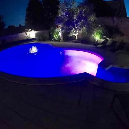 Propriete De 2 Chambres Avec Piscine Partagee Jardin Clos Et Wifi A Beaune Holiday home *